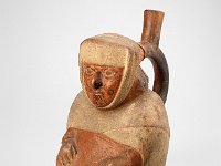 Ame Ker 159  Ame Ker 159, Peru, Nordküste, Moche, Frühe Zwischenperiode, Moche IV, ca. 200-500 n. Chr., Gabelhalsgefäß, Ton, H 19 cm, B 16 cm : Museumsfoto: Claus Cordes, Bestandskatalog Ethnologie